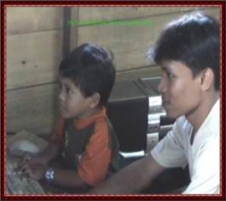 Almi dan Ruh sedang main Game